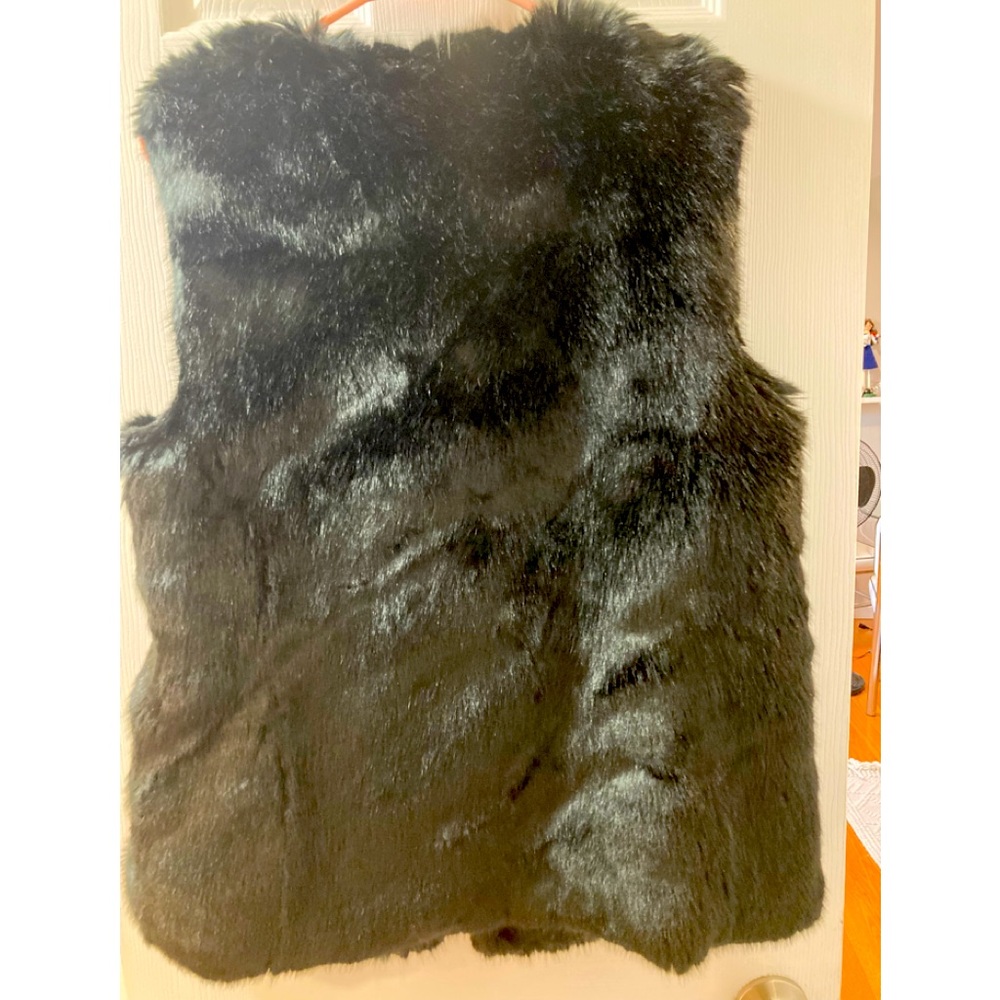 Small Calvin Klein
Women's Black Faux Fur Vest